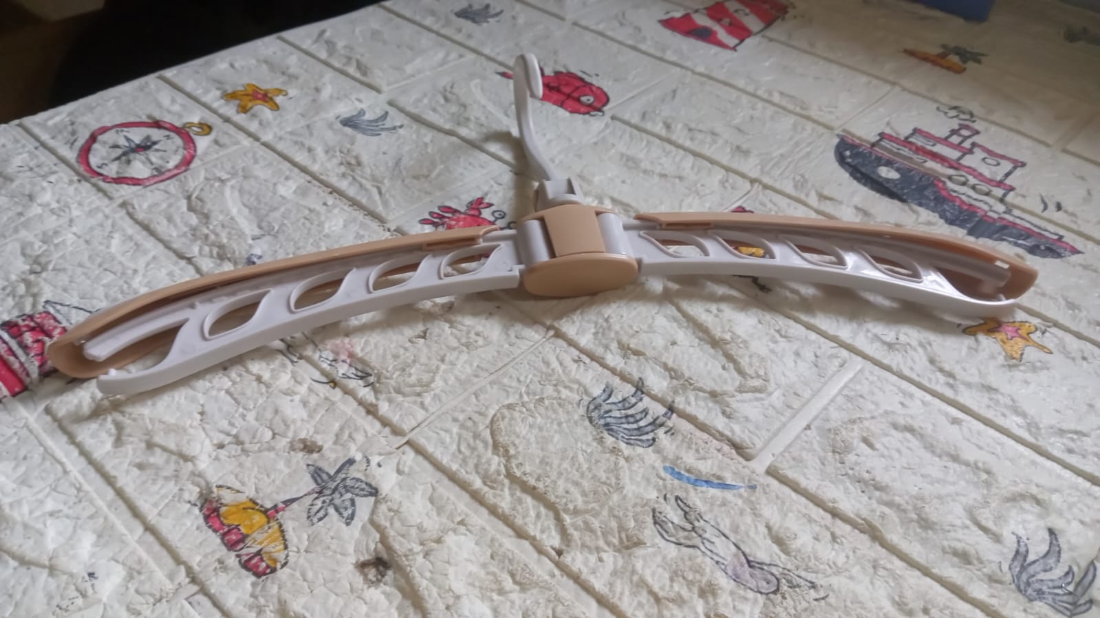 Compact travel clothes hanger with 360° rotation and adjustable features Compact travel clothes hanger with 360° rotation and adjustable features